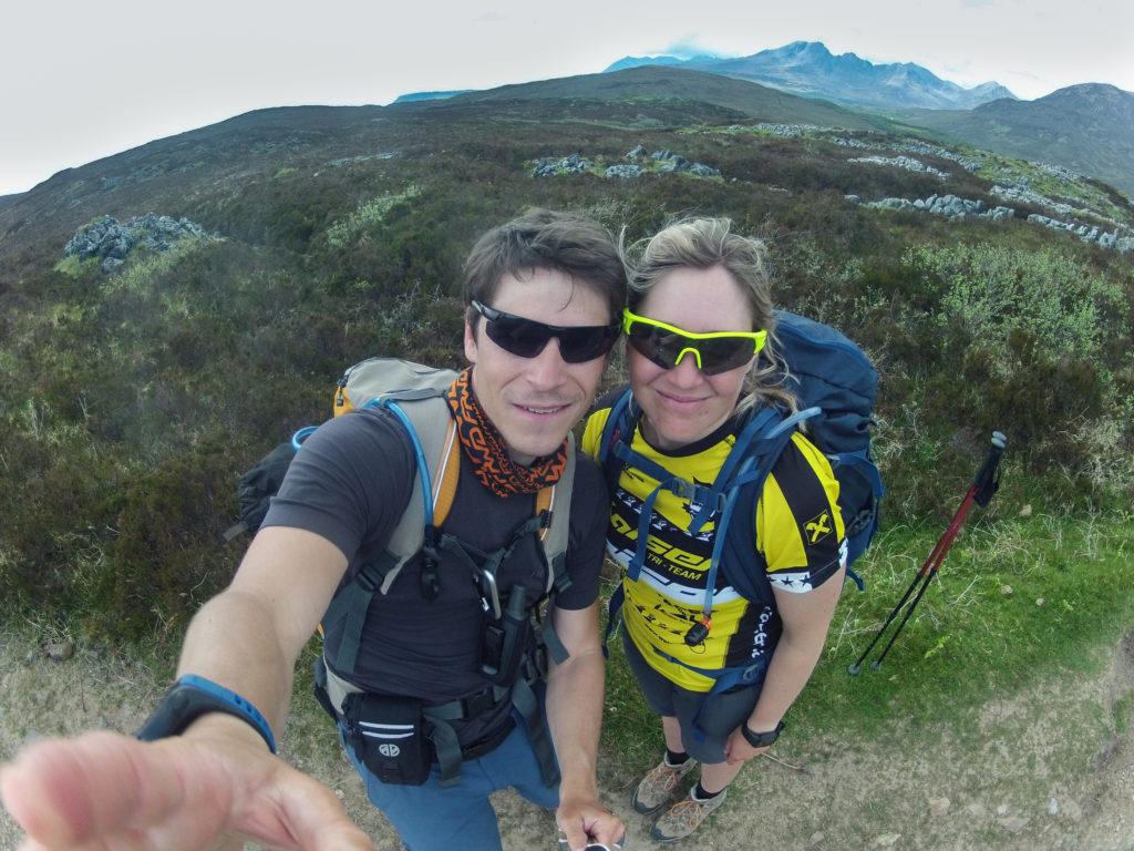 Gopro Selfie mit den Bergen im Hintergrund auf Etappe 7 am Skye Trail