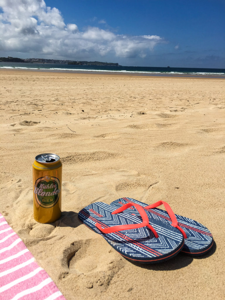 Flip Flops und Bier am Strand von Loredo
