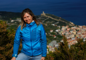 Rita mit Blick auf die Ligurische Küste beim Erleben & Bewegen in der Natur
