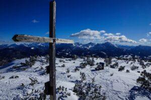 Gipfelkreuz auf der Schneeschuhtour Mayrwipfl & Brandleck
